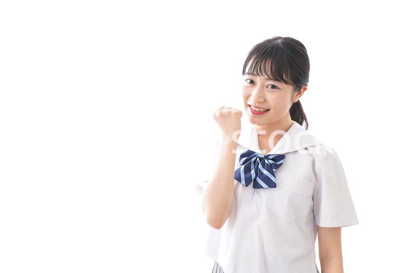ガッツポーズをする制服姿の学生
