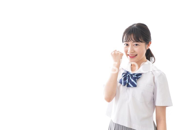 笑顔で勉強をする若い学生