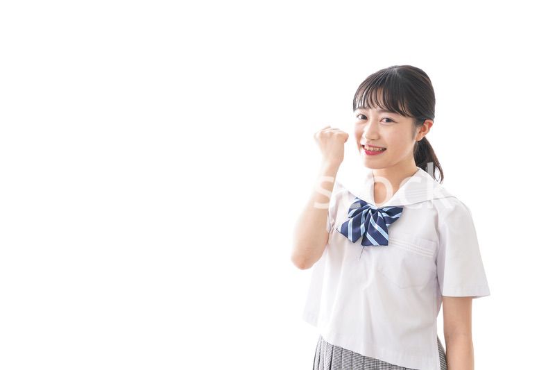 ガッツポーズをする制服姿の学生