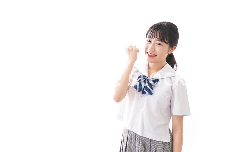 ガッツポーズをする制服姿の学生