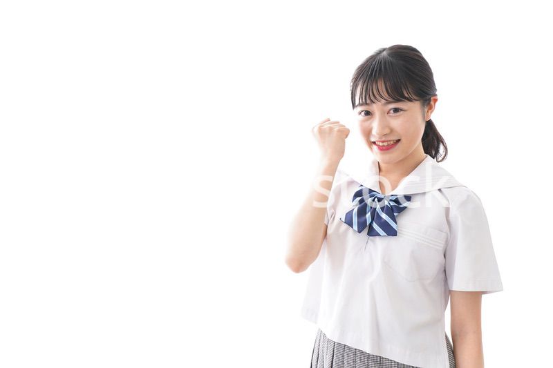 ガッツポーズをする制服姿の学生