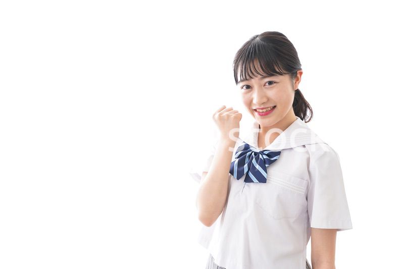 ガッツポーズをする制服姿の学生