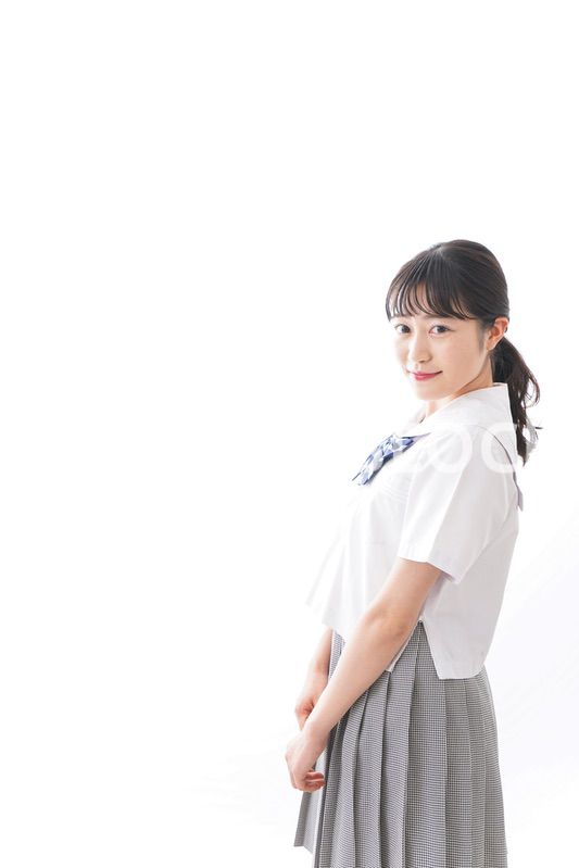 制服を着た笑顔の女子高校生