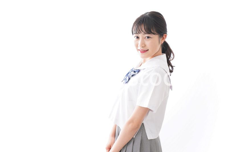 制服を着た笑顔の女子高校生