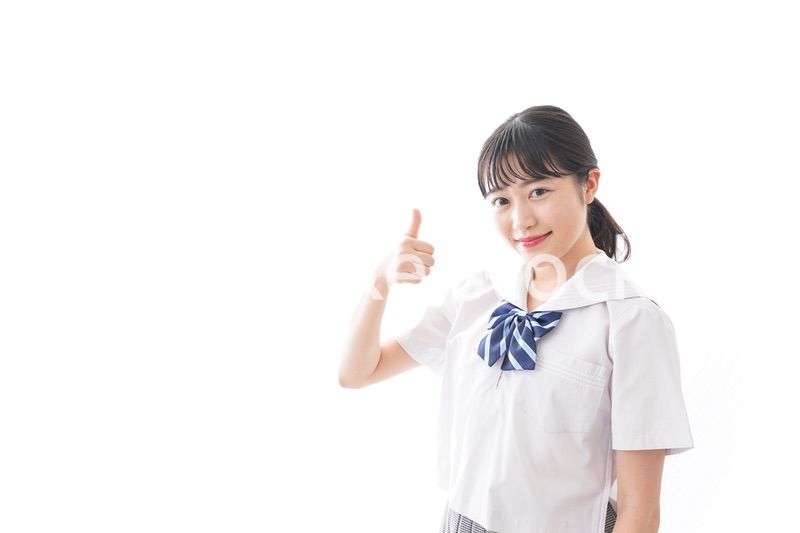 制服を着た笑顔の女子高校生