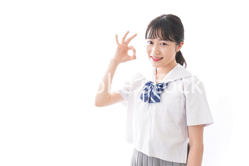 制服を着た笑顔の女子高校生