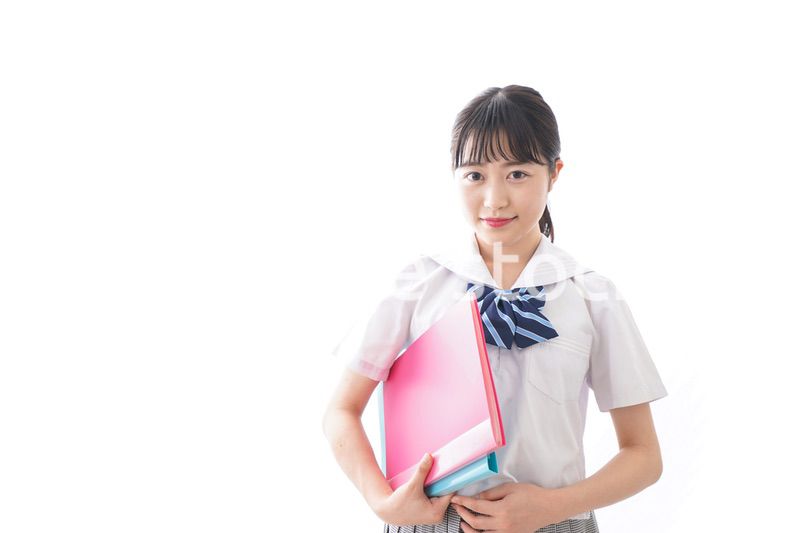ファイルを持つ制服姿の学生