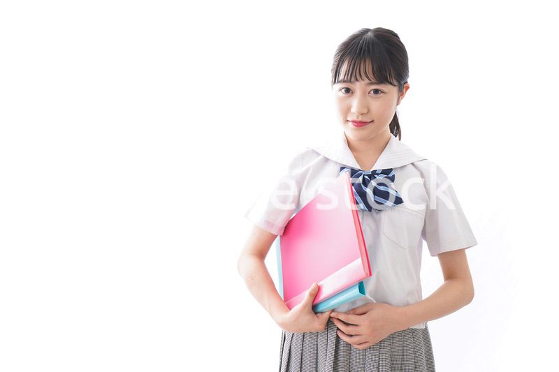ファイルを持つ制服姿の学生