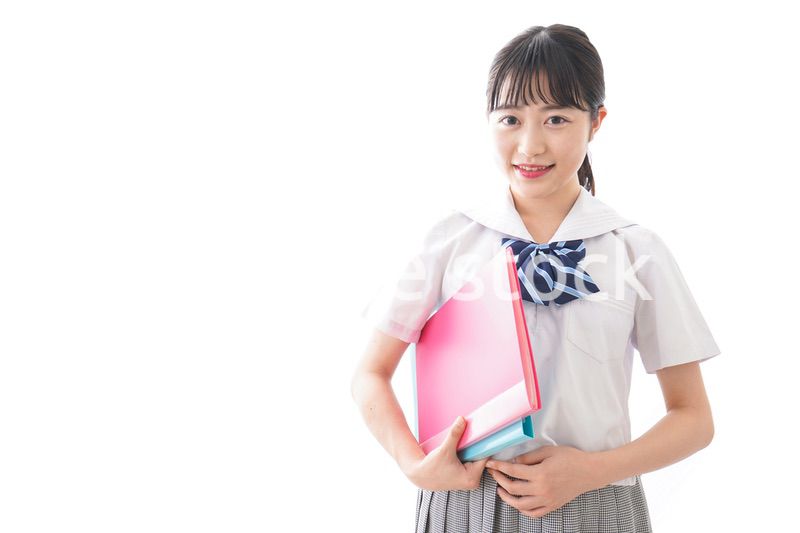 笑顔で勉強をする若い学生