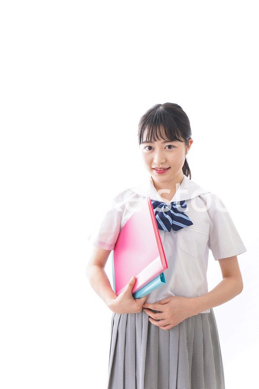 ファイルを持つ制服姿の学生