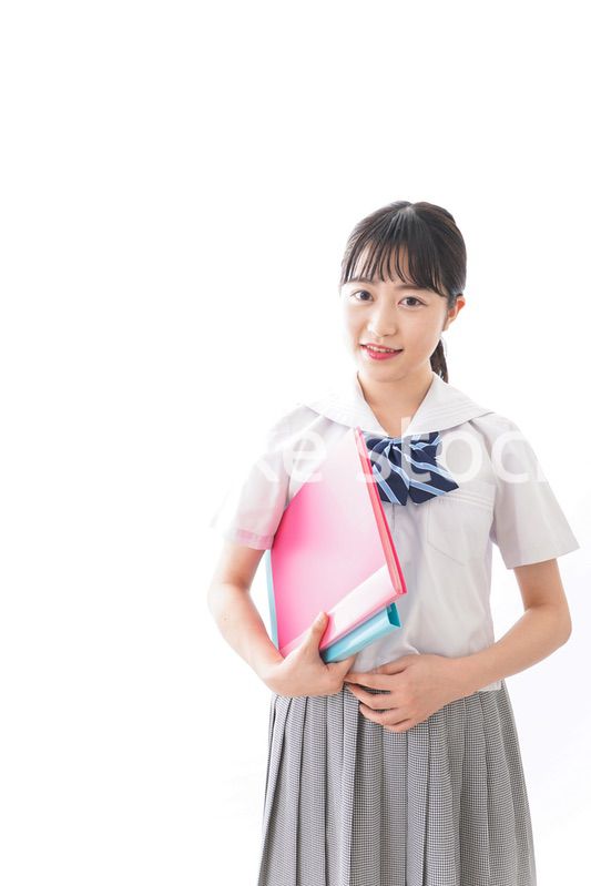 制服を着た笑顔の女子高校生