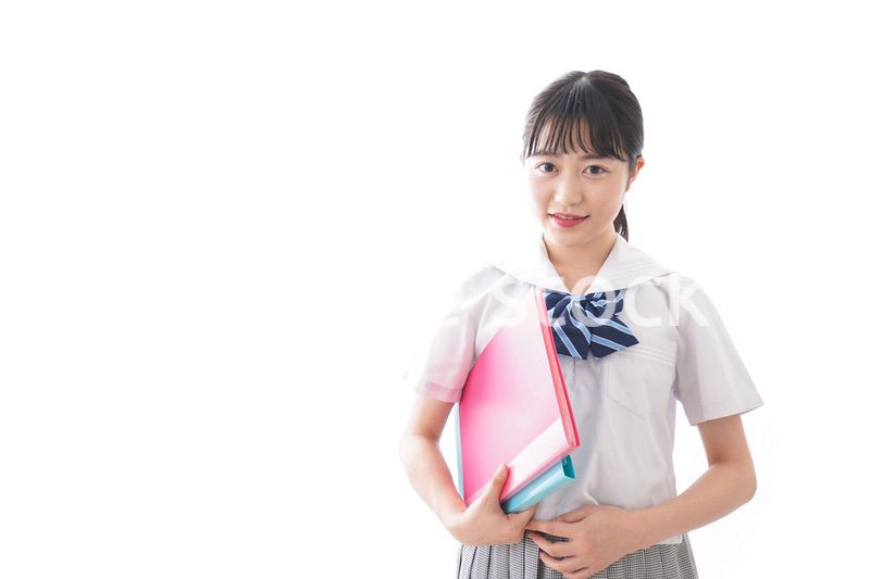 ファイルを持つ制服姿の学生