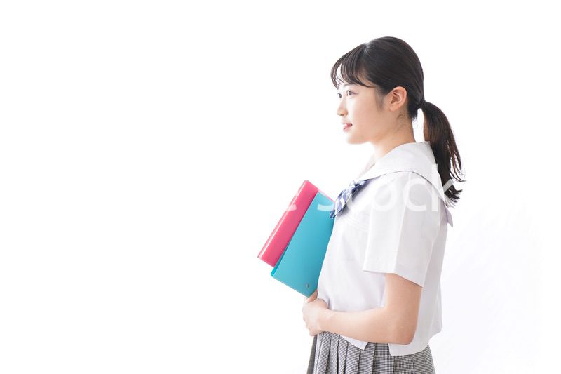 ファイルを持つ制服姿の学生