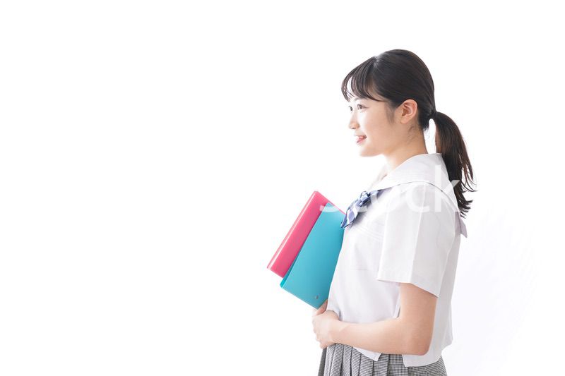 ファイルを持つ制服姿の学生