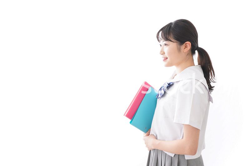 制服を着た笑顔の女子高校生