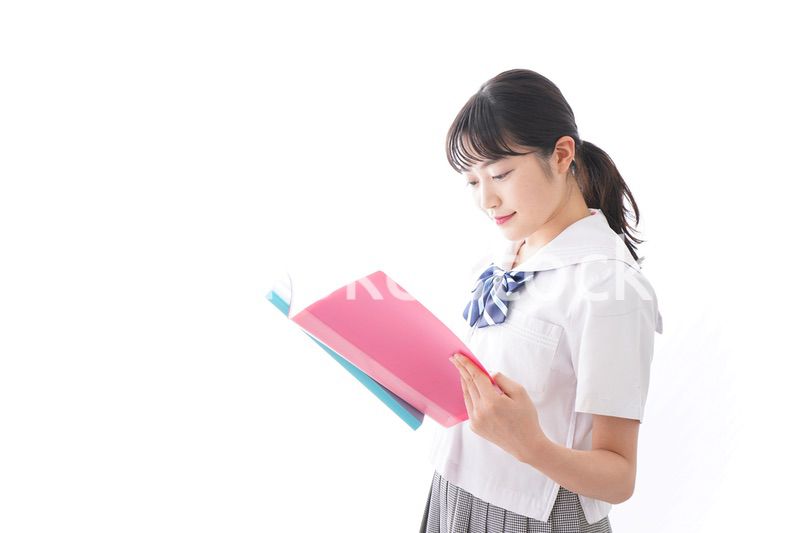 ファイルを持つ制服姿の学生