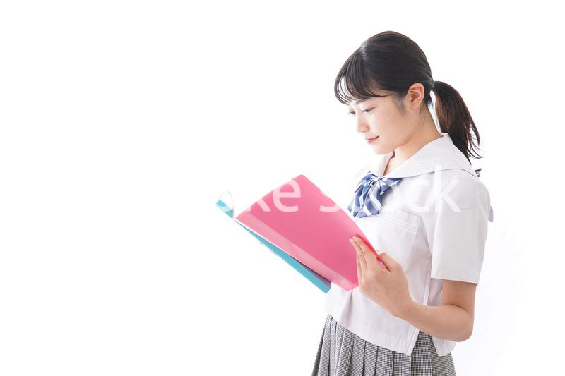 ファイルを持つ制服姿の学生