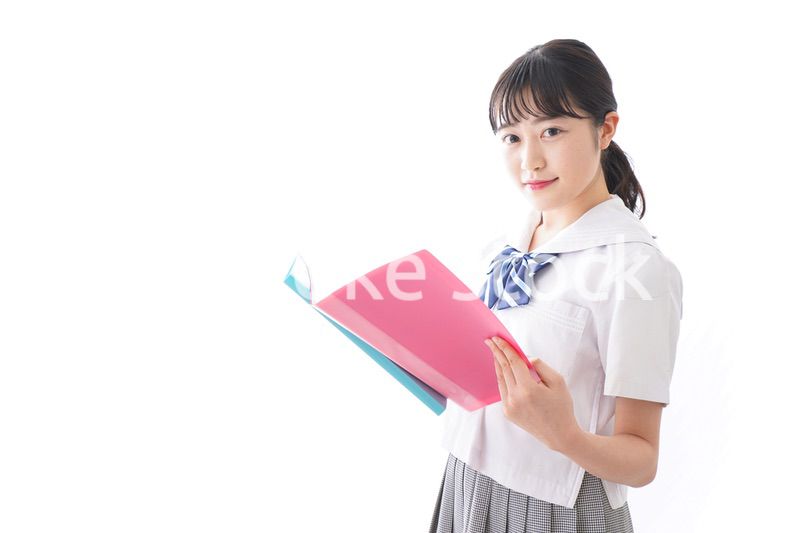 ファイルを持つ制服姿の学生
