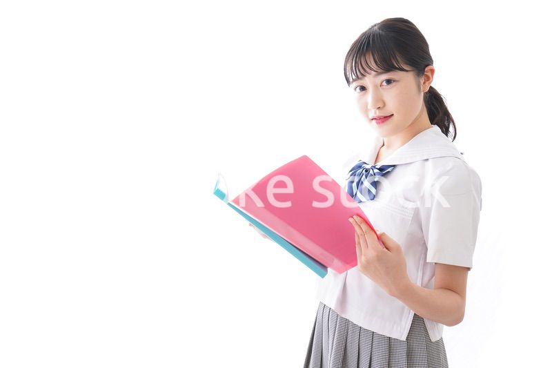 ファイルを持つ制服姿の学生