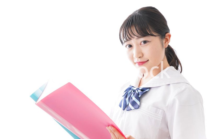 制服を着た笑顔の女子高校生