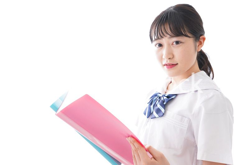 ファイルを持つ制服姿の学生
