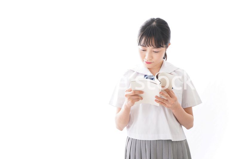 制服を着た笑顔の女子高校生