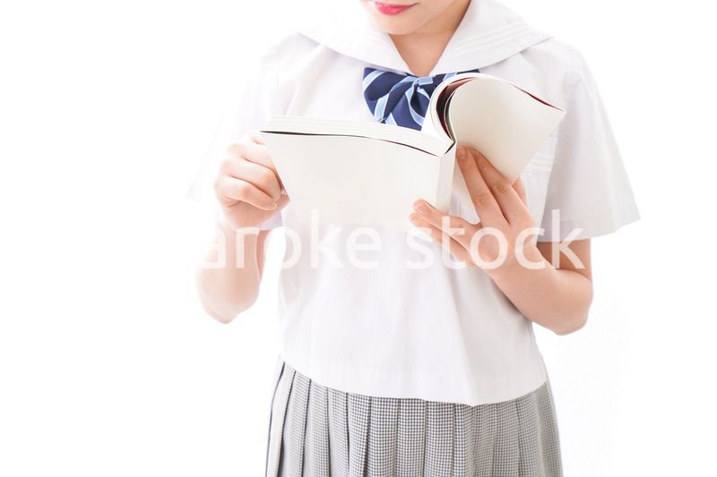 笑顔で勉強をする若い学生