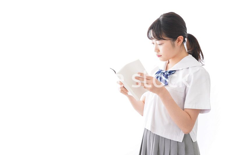 制服を着た笑顔の女子高校生