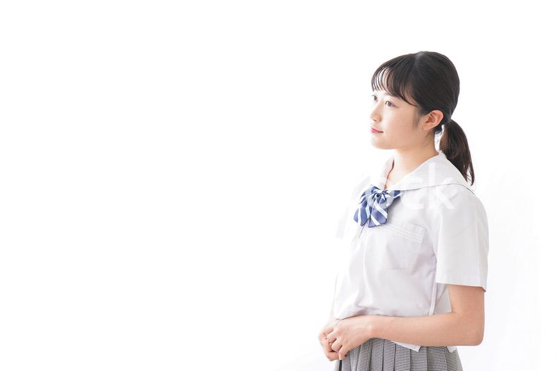 制服を着た笑顔の女子高校生