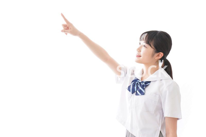 制服を着た笑顔の女子高校生