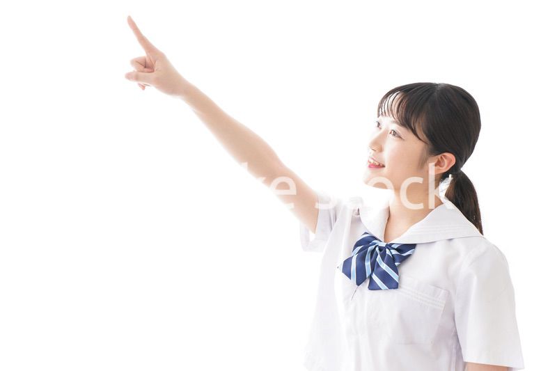 制服を着た笑顔の女子高校生