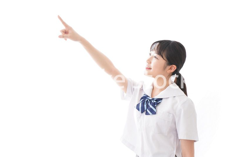 制服を着た笑顔の女子高校生