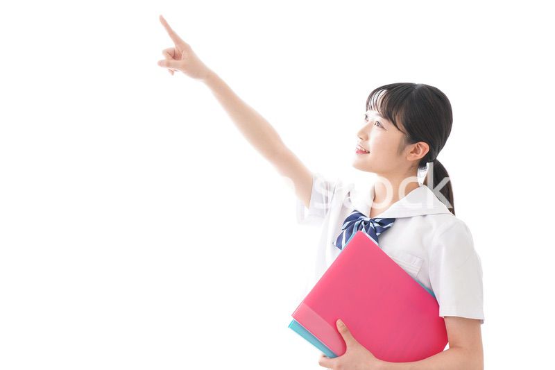 笑顔で勉強をする若い学生