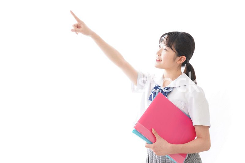 制服を着た笑顔の女子高校生