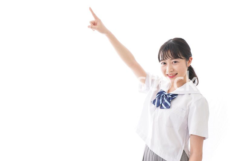 制服を着た笑顔の女子高校生