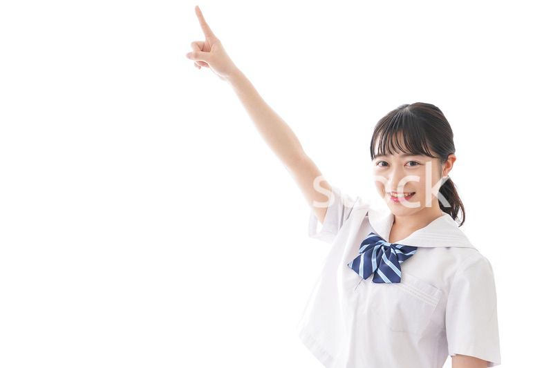 制服を着た笑顔の女子高校生