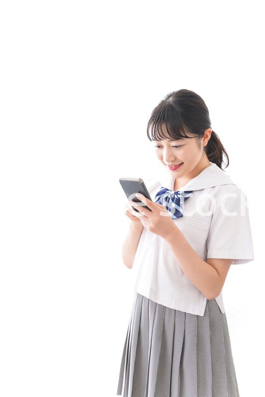 スマホを使う学生