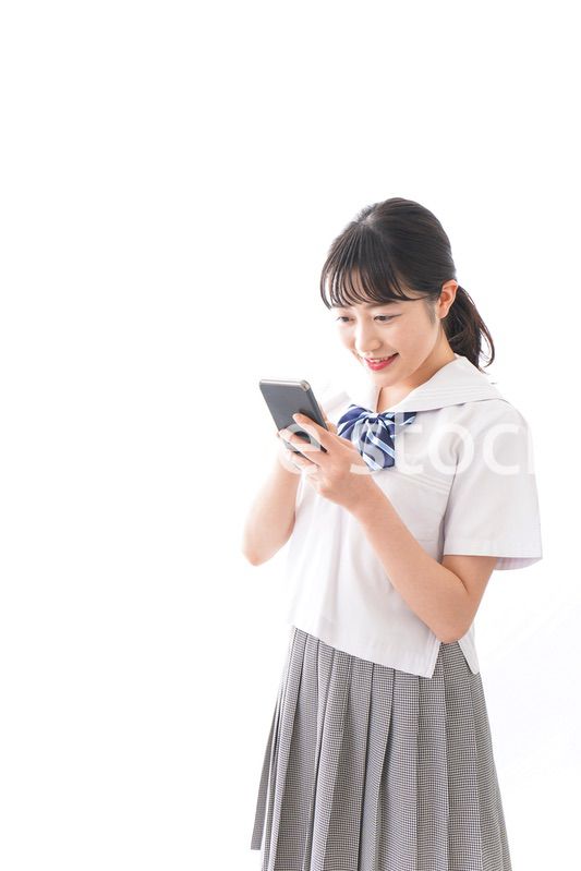 スマホを使う学生