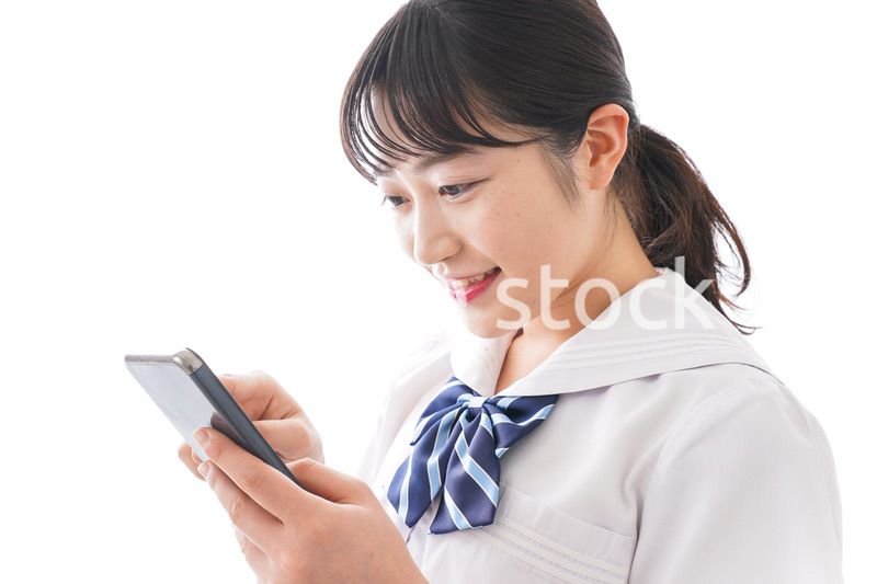 制服を着た笑顔の女子高校生