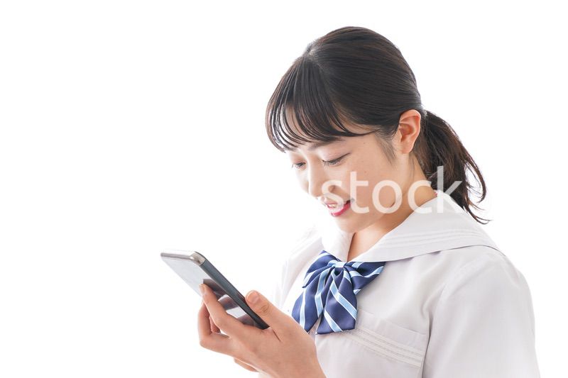 制服を着た笑顔の女子高校生