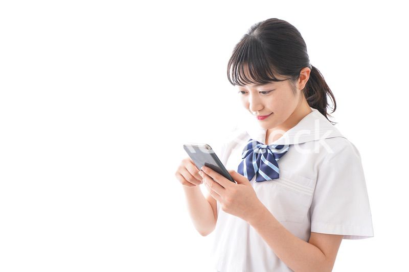 スマホを使う学生