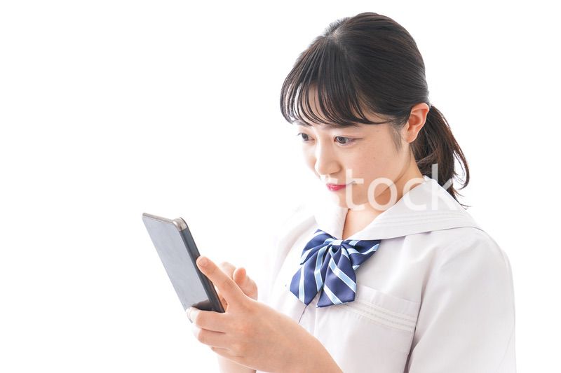 スマホを使う学生