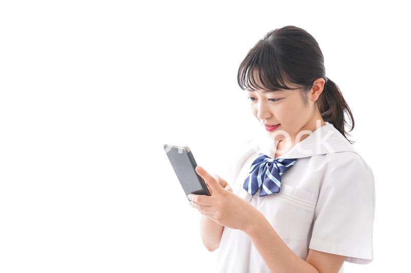 スマホを使う学生