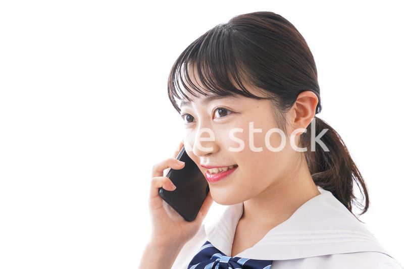 制服を着た笑顔の女子高校生