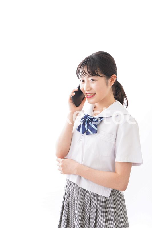 制服を着た笑顔の女子高校生