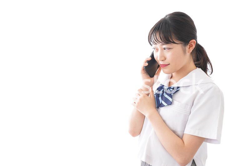 スマホを使う学生