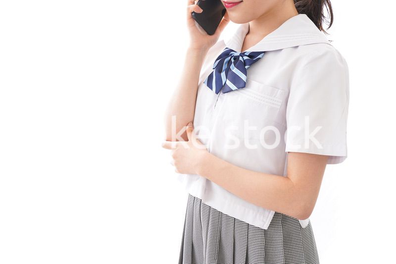 スマホを使う学生