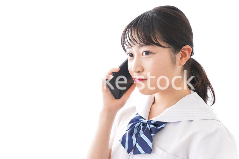 スマホを使う学生