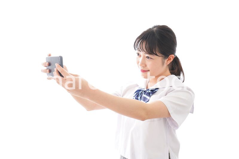 スマホを使う学生