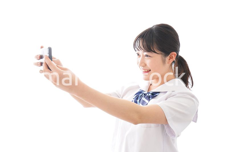 スマホを使う学生